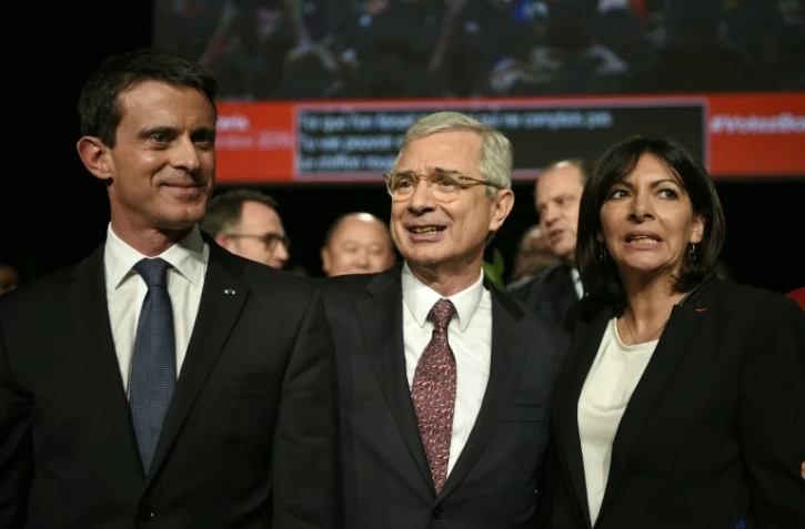 Claude Bartolone entre Manuel Valls et Anne Hidalgo à la fin d'une réunion électorale à Paris le 3 décembre 2015