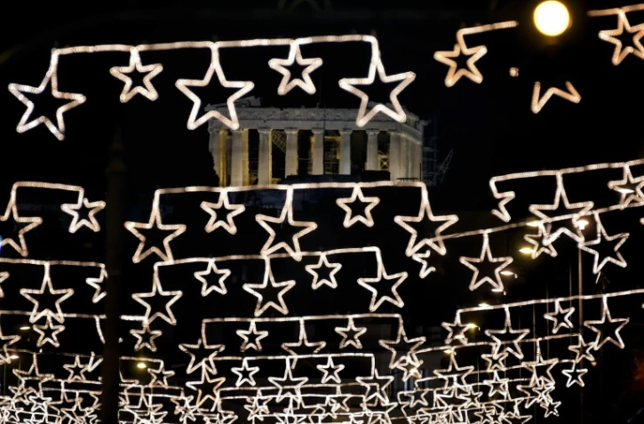L'Acropole et le Parthénon à Athènes, vus à travers des illuminations de Noël, le 13 décembre 2016