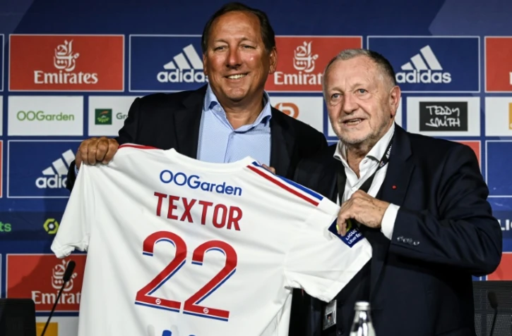 Le président de Lyon Jean-Michel Aulas (D) et John Textor (G) posent lors d'une conférence de presse annonçant le rachat du club français par l'homme d'affaires américain, le 21 juin 2022 près de Lyon