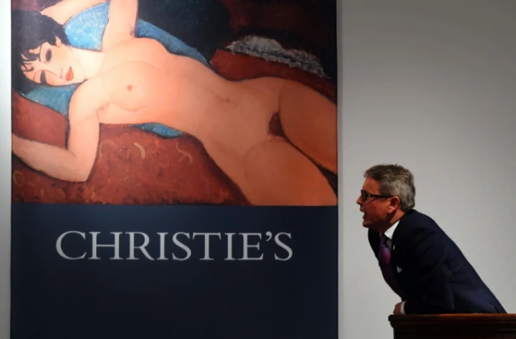 Le commissaire priseur Jussi Pylkkanen mène les enchères pour le tableau de Modigliani "Nu couché" chez Christies à New York, le 9 novembre 2015