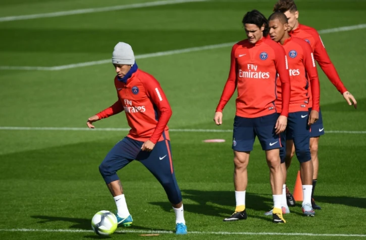 L'attaquant du PSG Neymar (g) à l'entraînement, le 21 septembre 2017 au Camp des Loges