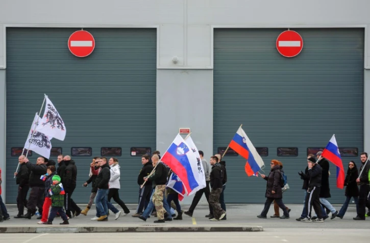 Des manifestants protestent le 20 février 2016 contre l'installation d'un centre pour migrants, à Sencur, à 25 km de Ljubljana