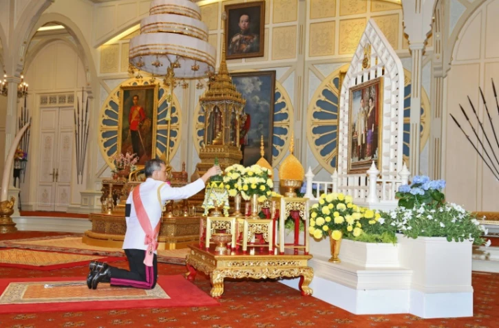 Le nouveau roi de Thaïlande Maha Vajiralongkorn se recueille devant le portrait de son père, le roi défunt Bhumibol Adulyadej, le 1er décembre 2016 à Bangkok