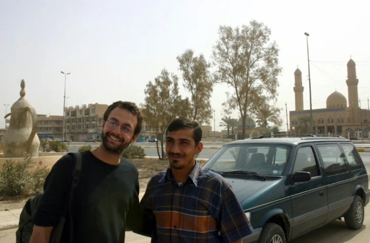 Bakhtiyar Haddad (D), kurde irakien, fixeur tué en juin à Mossoul pose le 24 octobre 2004 à Falloujah en Irak avec le photographe  Corentin Fleury