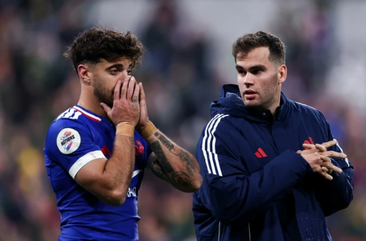 Le demi d'ouverture français Romain Ntamack (à gauche) et l'ailier français Damian Penaud à la fin du match contre l'Afrique du Sud, au Stade de France, le 8 novembre 2025