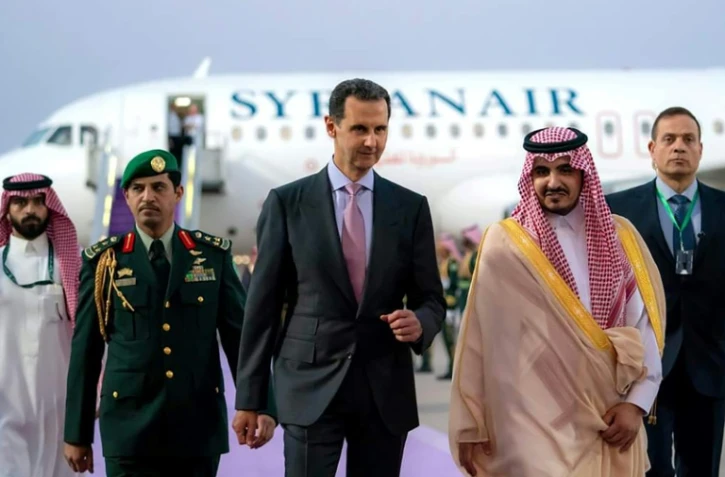 Photo diffusée sur la page Facebook de la présidence syrienne du président syrien Bachar al-Assd à son arrivée à l'aéroport de Jeddah à la veille du sommet de la Ligue arabe, le 18 mai 2023en Arabie saoudite 