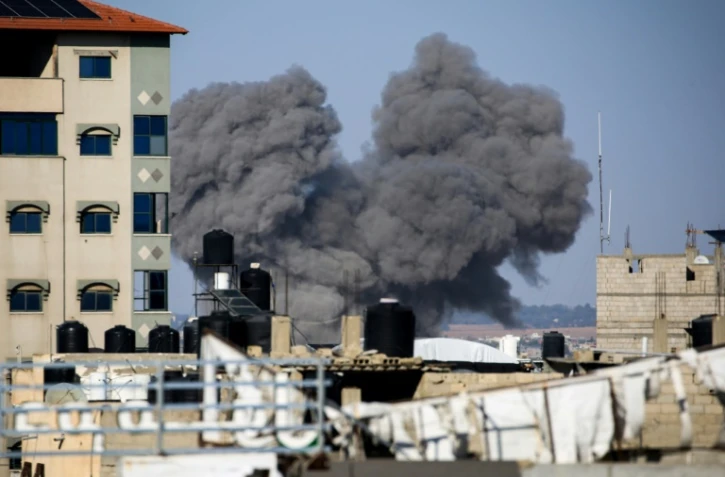 De la fumée s'échappe après des frappes israéliennes sur Rafah, au sud de la bande de Gaza, le 7 mai 2024