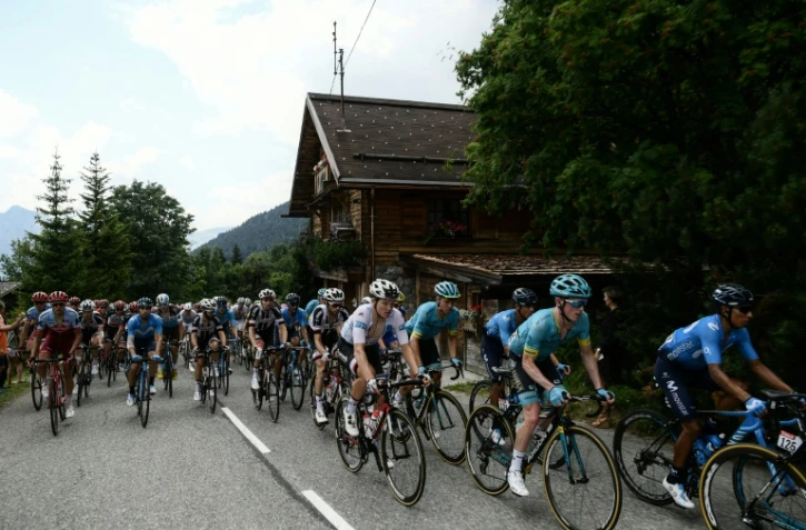 Le peloton avant le Col de la Colombière près du Grand-Bornand, lors de la 9e étape du Tour de France, le 17 juillet 2018