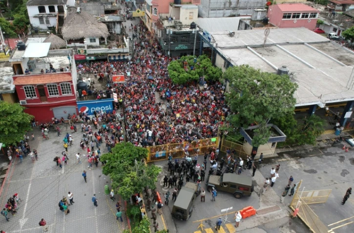 Vue aérienne de la "caravane" humaine de migrants honduriens, à la frontière entre le Guatemala et le Mexique, à Tecun Uman, au Guatemala, le 19 octobre 2018