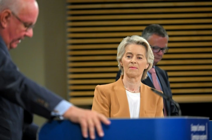 Ursula von der Leyen (c) et le professeur allemand Peter Strohschneider (g) lors d'une conférence de presse sur l'avenir de l'agriculture européenne, à Bruxelles le 4 septembre 2024
