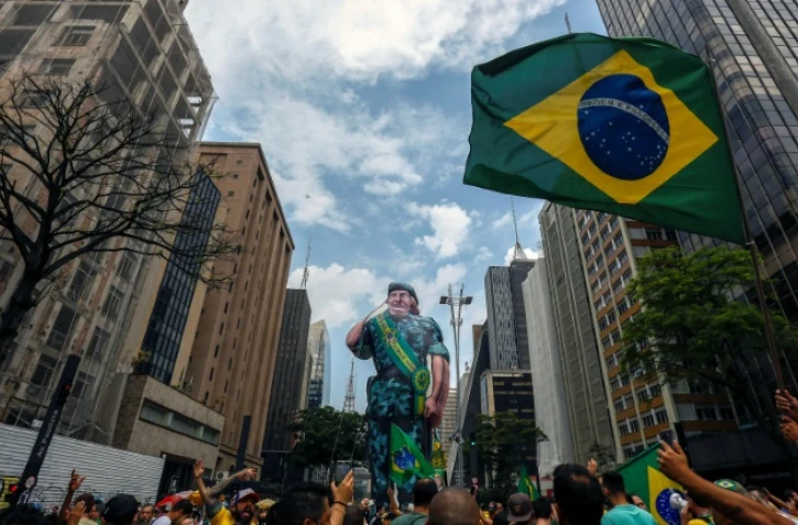 Les supporters du candidat d'extrême-droite à la présidentielle Jai Bolsonaro défilent le 30 septembre 2018 dans les rues de Sao Paulo au Brésil 