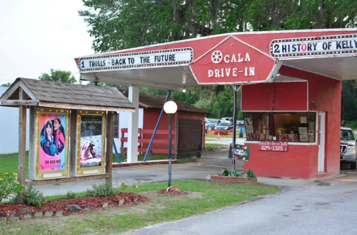 L'entrée du drive-in Ocala en Floride le 25 avril 2020