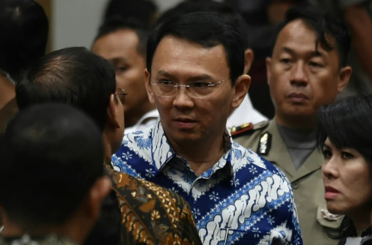 Le gouverneur chrétien de Jakarta Basuki Tjahaja Purnama parle à ses avocats après avoir été condamné à deux ans de prison pour blasphème à Jakarta le 9 mai 2017