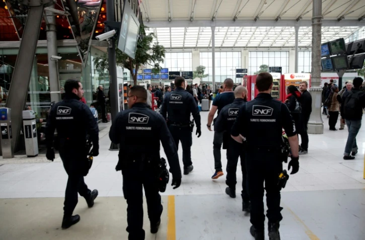 Des agents de la sûreté ferroviaire de la SNCF patrouillent dans la gare du Nord à Paris, le 22 avril 2017  