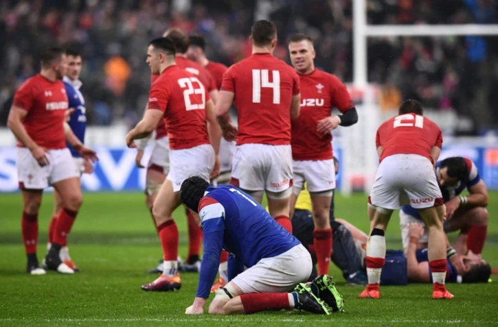 Le Français Arthur Iturria à genou comme le XV de France battu par le pays de Galles pour l'ouverture du Tournoi des six nations, le 1er février 2019 au Stade de France à Saint-Denis   