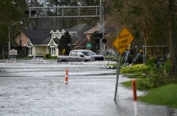 Un pick-up conduit dans une rue inondée de Destrehan, en Louisiane, le 30 août 2021