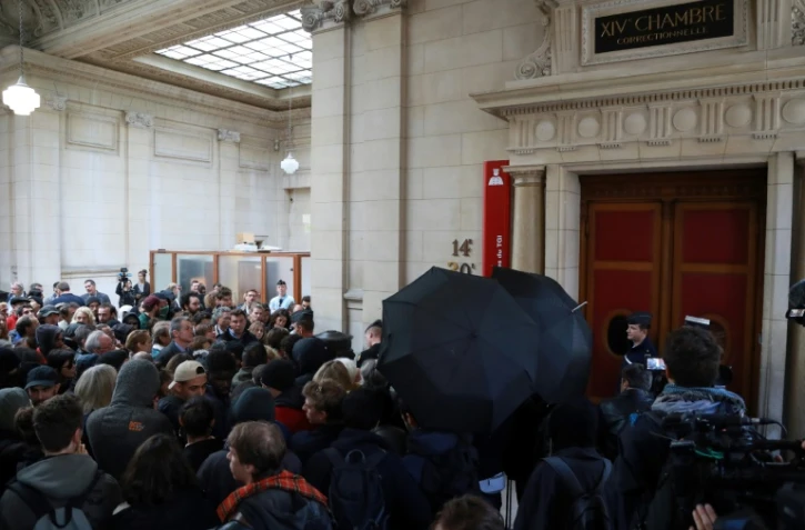 Des personnes se réunissent devant la salle d'audience du palais de justice de Paris le 19 septembre 2017