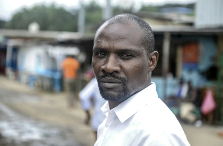 L'écrivain gabonais Janis Otsiemi dans le quartier des Charbonnages à Libreville, le 23 septembre 2015