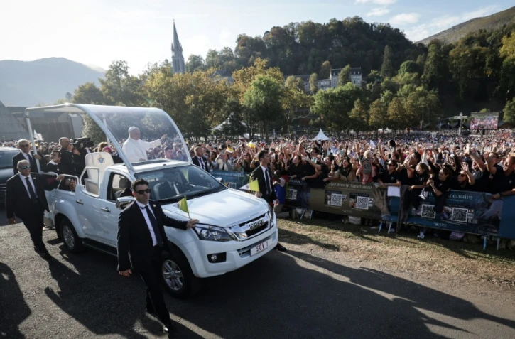 Le pape Léon XIV arrive en papapamobile pour célébrer une messe sur la prairie du sanctuaire marial de Lourdes, dans les Hautes-Pyrénées, le 27 septembre 2026