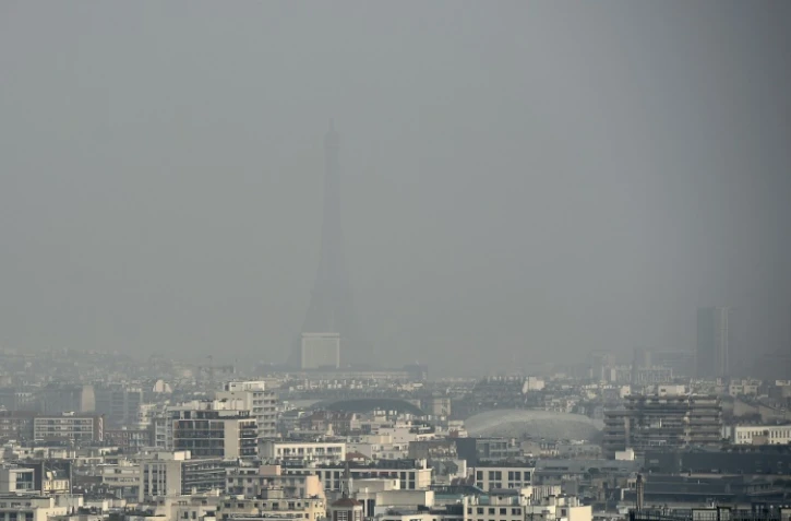 Photo de la pollution sur la Tour Eiffel et de Paris prise le 18 mars 2015