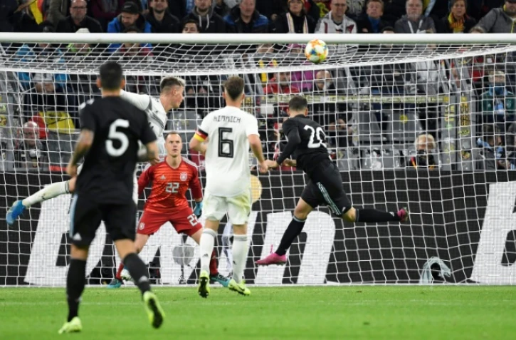 L'attaquant de l'Argentine Lucas Alario (d) buteur lors du match nul 2-2 face à l'Allemagne à Dortmund le 9 octobre 2019