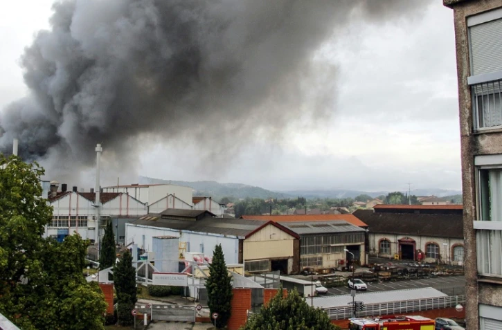 De la fumée s'échappe de l'usine Aubert et Duval à Pamiers le 10 septembre 2021
