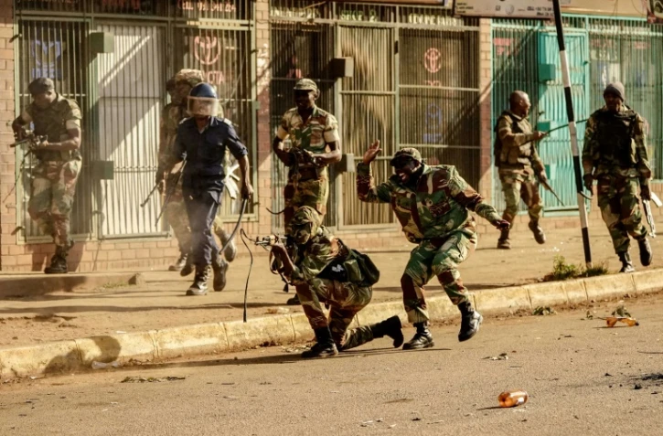 Un soldat tire en direction de manifestants de l'opposition à Harare, le 1er août 2018. 