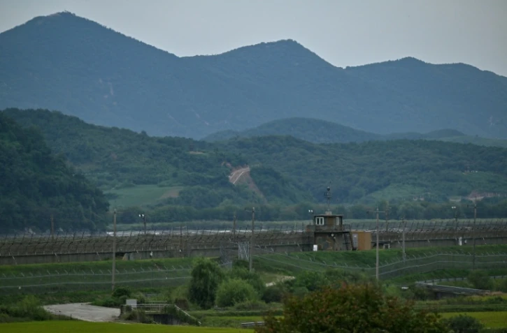 Un poste d'observation sud-coréen face au côté nord-coréen de la zone démilitarisée (ZDM) séparant les deux Corées, vu depuis Paju, le 12 septembre 2026