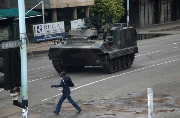 Un véhicule militaire posté à un carrefour de Harare, le 15 novembre 2017