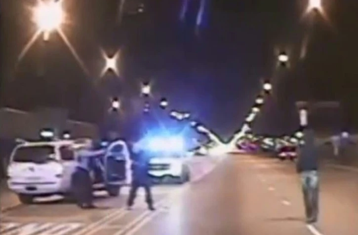 Photo extraite d'une vidéo diffusée par la police de Chicago le 24 novembre 2015 montrant Laquan McDonald marchant avant qu'un policier lui tire dessus à Chicago le 24 octobre 2014 