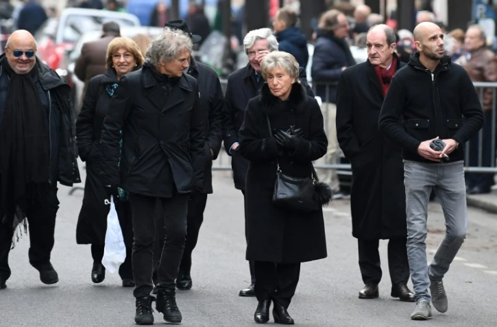 Monique Le Marcis (C), ancienne directrice des programmes de RTL, et le président du Festival de Cannes Pierre Lescure (2e D), assistent aux funérailles de la chanteuse France Gall, à Paris, le 12 janvier 2018 