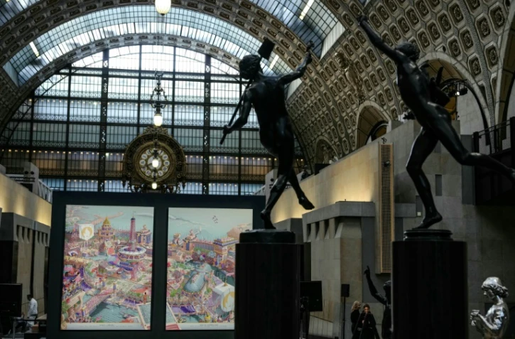 L'affiche officielle des Jeux olympiques et paralympiques de Paris a été dévoilée le 4 mars 2024 au Musée d'Orsay. Elle est l'oeuvre de l'illustrateur Ugo Mattoni, qui évoque un "pari surréaliste"