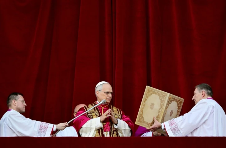 L'Américain Robert Francis Prevost, 69 ans, est devenu jeudi le premier pape venant des Etats-Unis de l'Histoire, sous le nom de Léon XIV, et est apparu face à une foule en liesse place Saint-Pierre au Vatican le 8 mai 2025