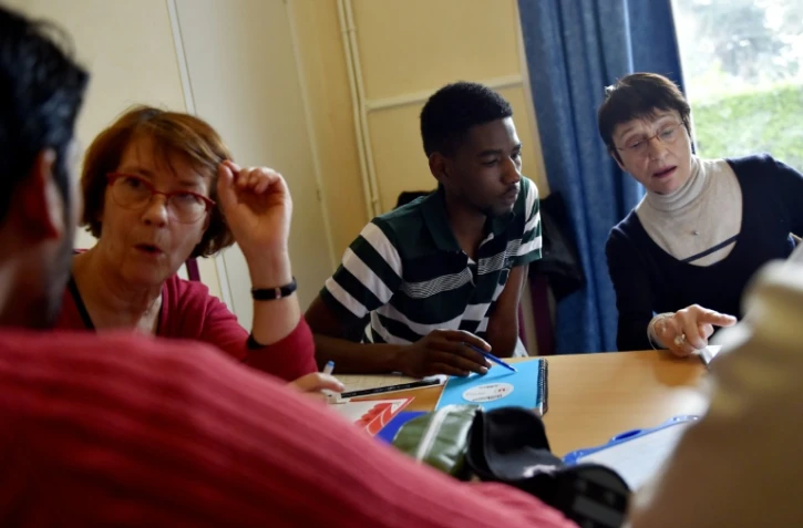 Des cours de français donnés par des bénévoles à des migrants le 4 janvier 2017 à Saint-Brévin