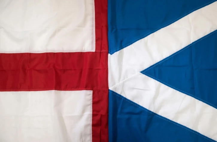 Photo pris le 24 mars 2017 à Chesterfield, en Angleterre, mélangeant à gauche le drapeau de l'Angleterre et à droite celui de l'Ecosse 