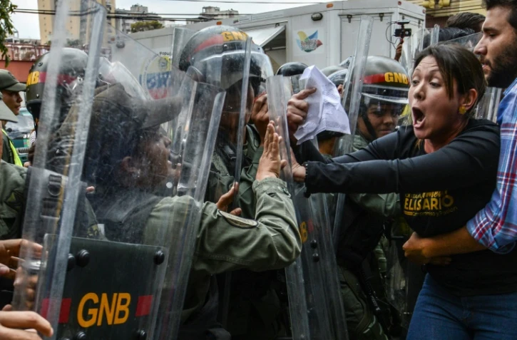 Amelia Belisario, député de l'opposition, se heurte aux forces de la garde nationale lors d'une manifestation devant la Cour suprême, le 30 mars 2017 à Caracas