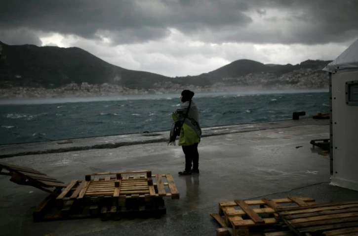 Une migrante regarde la mer sur l'île grecque de Samos, le 17 janvier 2016