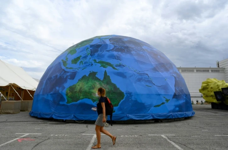 Une passante devant une maquette, à Marseille, le 3 septembre 2021, jour d'ouverture du congrès de l'UICN