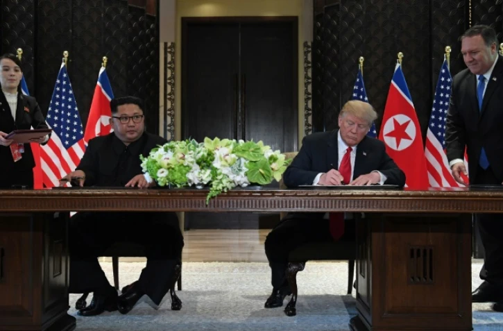 Le président américain Donald Trump et le dirigeant nord-coréen Kim Jong-un signe un accord sur une dénucléarisation de la péninsule nord-coréenne le 12 juin 2018 à Singapour