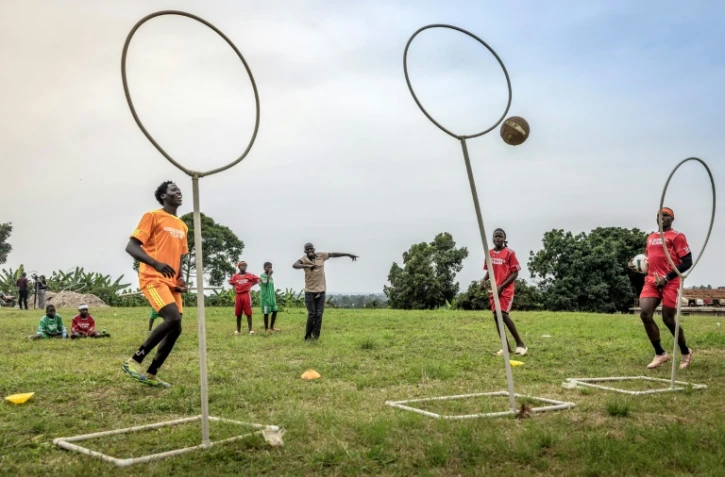 Entraînement de "Quidditch", le sport de Harry Potter, renommé "quadball", à Katwadde, en Ouganda, le 8 janvier 2026