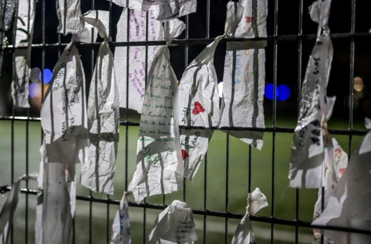 Des messages sont accrochés à la clôture du stade de football de Lutry en Suisse, le 8 janvier 2026, en mémoire des victimes de l'incendie mortel du réveillon du Nouvel An à Crans-Montana