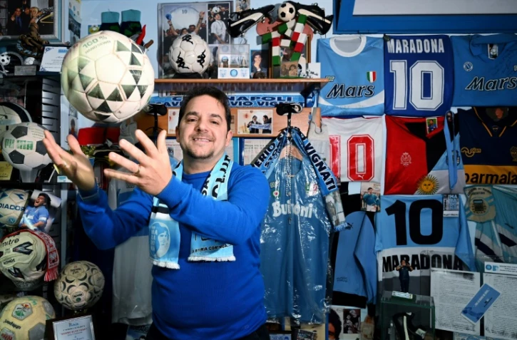 Massimo Vignati joue avec le ballon du match Naples-Juventus en mars 1990 dans son musée "Maradona", le 20 novembre 2019 à Naples