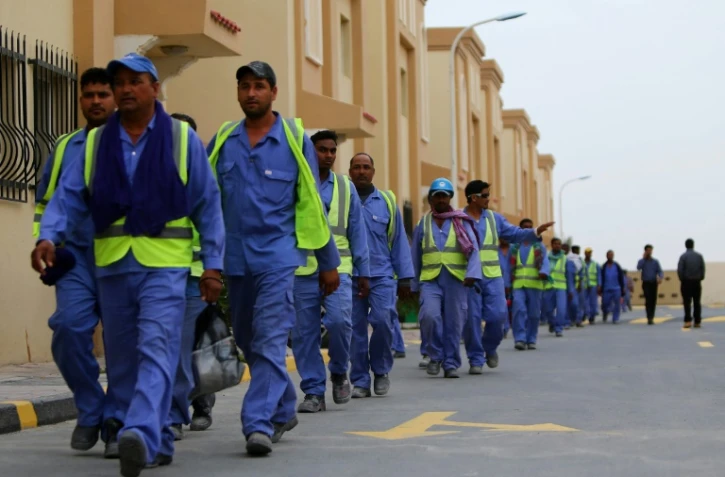 Des travailleurs immigrés de retour d'un site de construction du Mondial 2022 au Qatar, le 4 mai 2015 à Doha