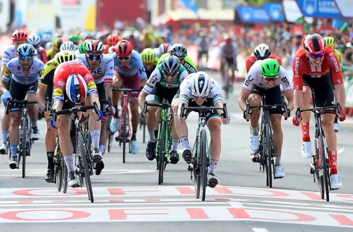 Le Néerlandais Fabio Jakobsen (g) s'impose au sprint lors de la 4e étape du Tour d'Espagne le 27 août 2019