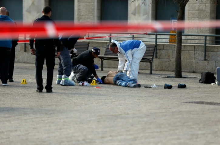 Des policiers autour du corps d'un palestinien tué par les forces de l'ordre près de la Vieille Ville de Jérusalem, le 26 décembre 2015