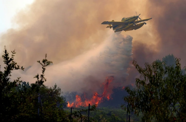 Un avion Air Tractor AT-802F Fire Boss largue de l’eau sur un incendie de forêt près de San Martín de Valdeiglesias, à environ 70 km à l’ouest de Madrid, le 26 juillet 2026