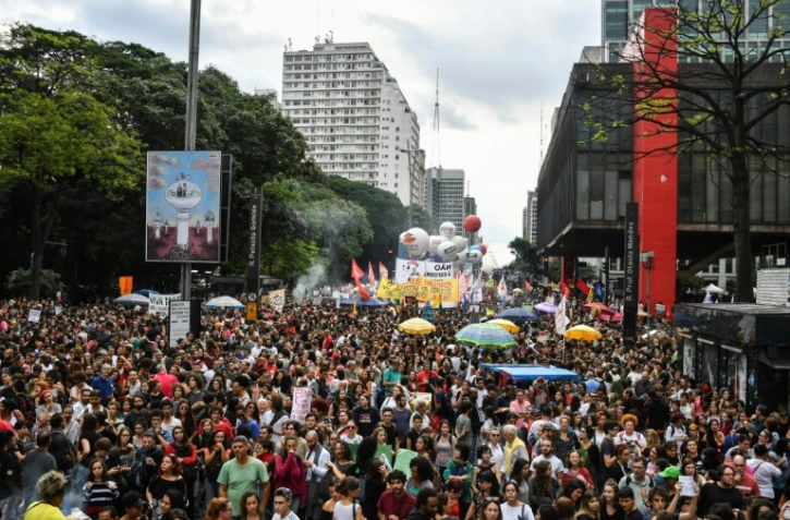 Des milliers de Brésiliens manifestent pour défendre l'université contre les coupes budgétaires, le 15 mai 2019 à Sao Paulo
