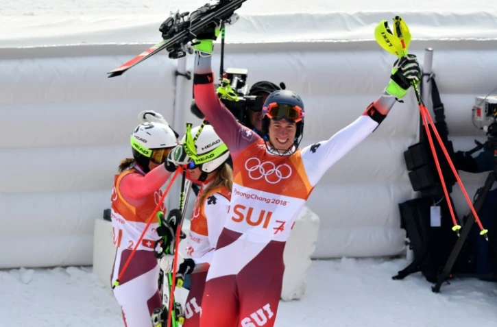 Le Suisse Ramon Zenhaeusern fou de joie après la victoire de son équipe en slalom parallèle des JO de Pyeongchang le 24 février 2018 