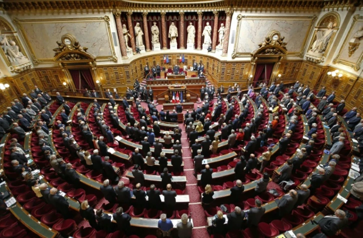 Les sénateurs debouts dans l'hémicycle, observent une minute de silence le 7 avril 2015 à Paris
