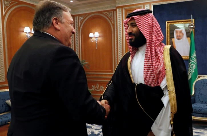 Le secrétaire d'Etat américain Mike Pompeo (G) serre la main au prince héritier saoudien Mohammed ben Salmane à Ryad, le 16 octobre 2018